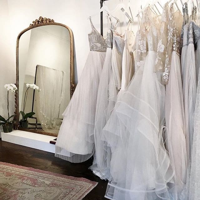 boutique de robe de mariée avec plancher et miroir