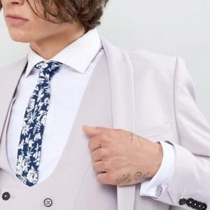 cravate bleu sur fond blanc mariage champetre