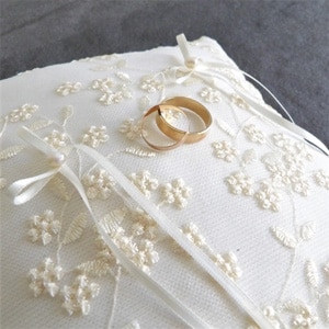 coussin dentelle broderie anglaise
