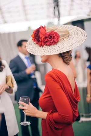 tenue invitee de mariage rouge avec grand chapeau en paille et fleurs rouge