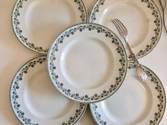 table de mariage avec vaisselle vintage 4