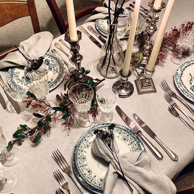 table de mariage avec vaisselle vintage 4