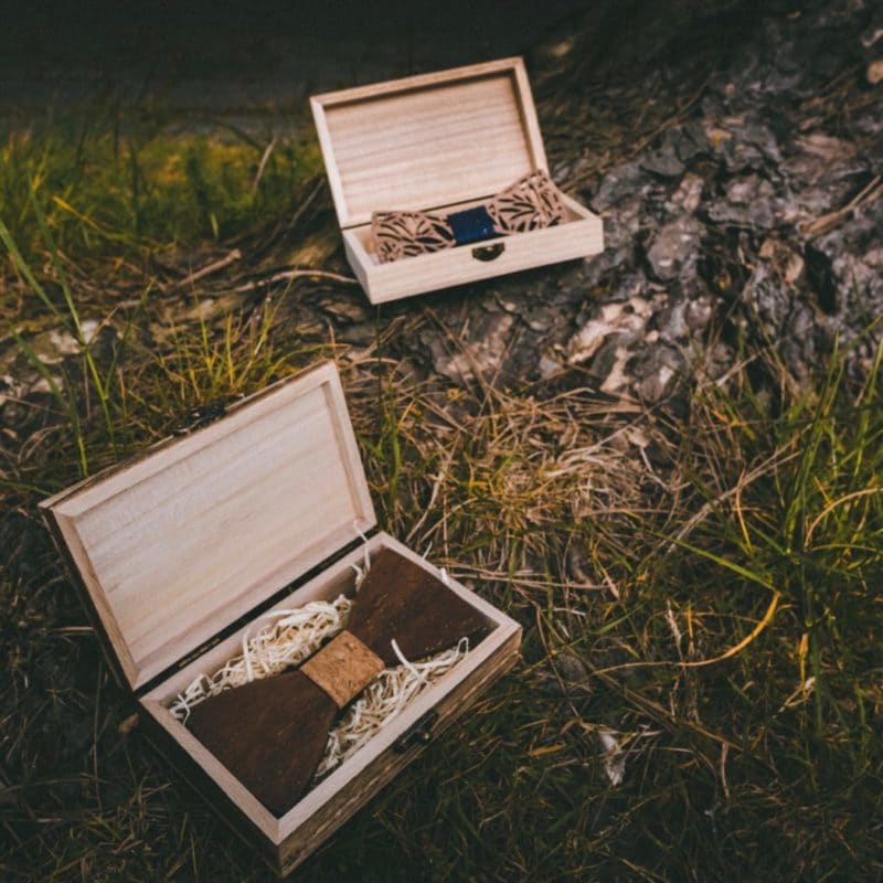 Les nœuds papillons en bois Nordic Wood : la tendance incontournable pour le marié