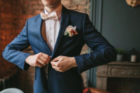 Comment porter le costume de mariage homme bleu marine