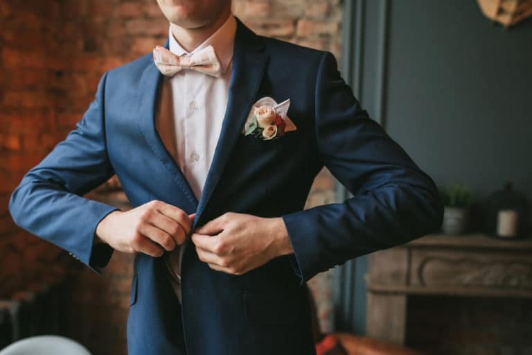 Comment porter le costume de mariage homme bleu marine