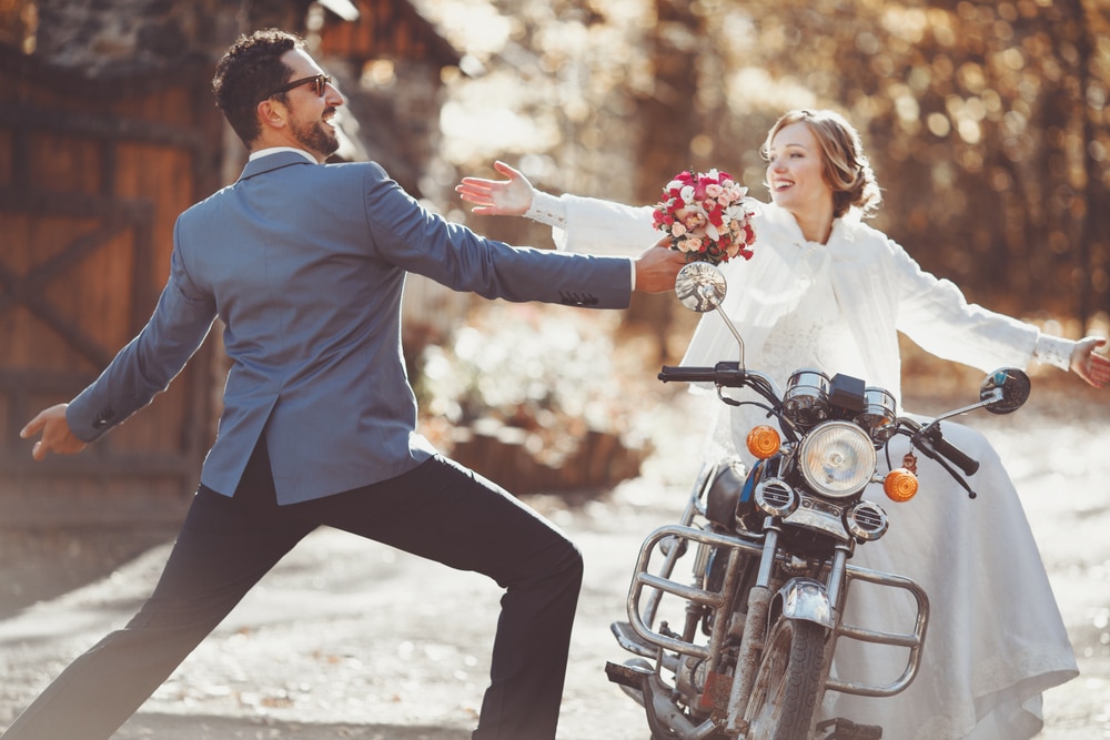 10-idées-de-pose-pour-sa-séance-couple-de-mariés