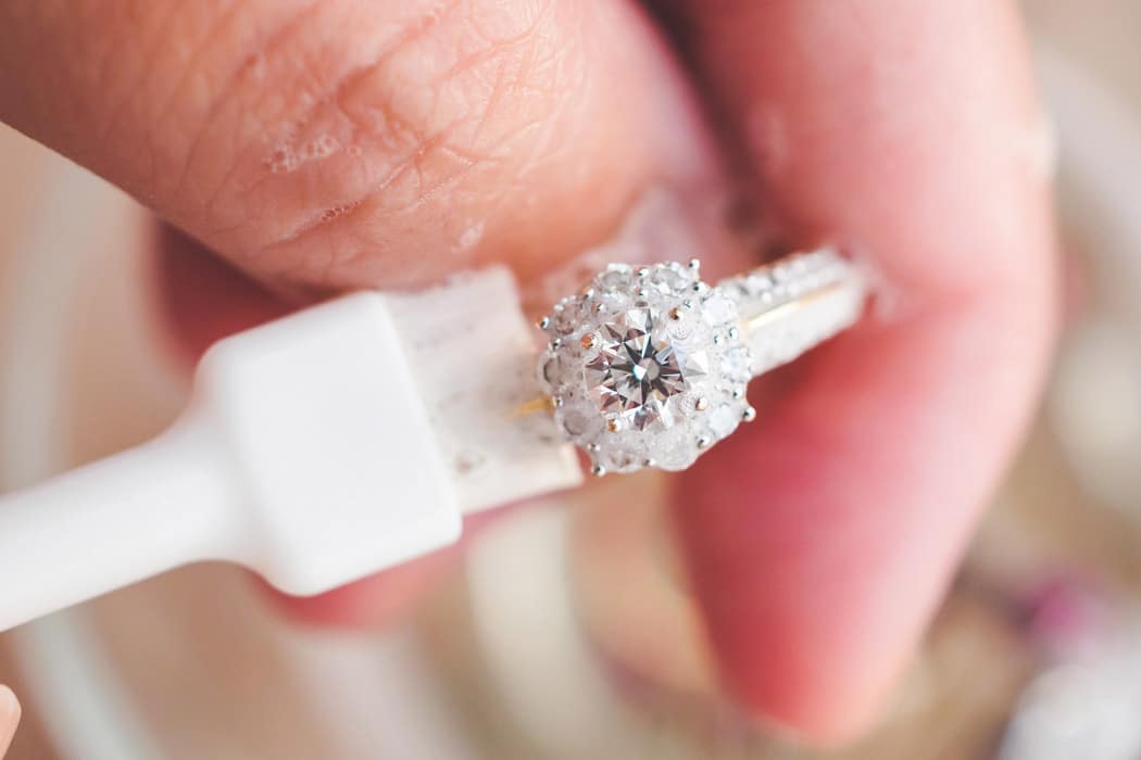 Alliances de mariage : comment nettoyer des bijoux en or ?
