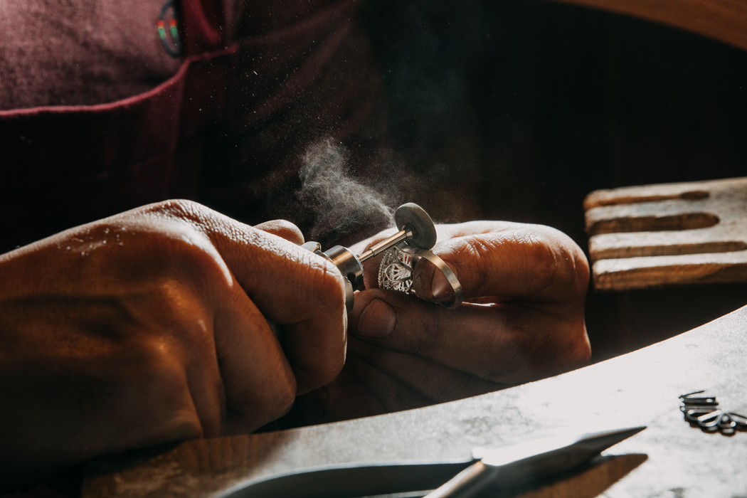 Comment choisir un joaillier pour créer sa bague de fiançailles ?