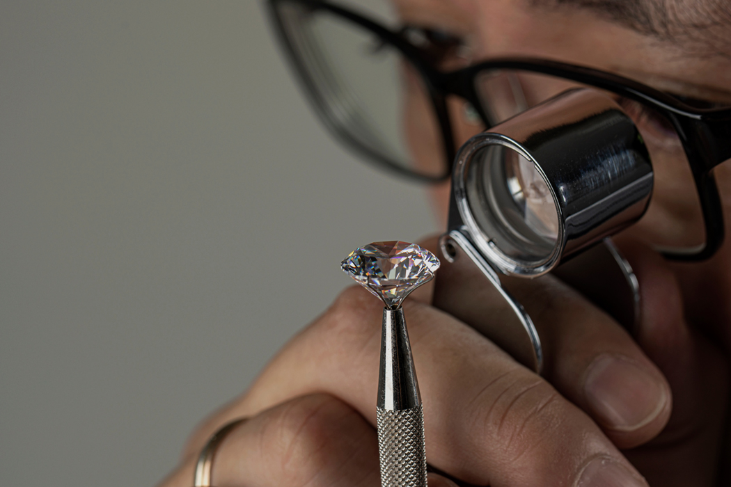 Comment choisir un joaillier pour créer sa bague de fiançailles ?