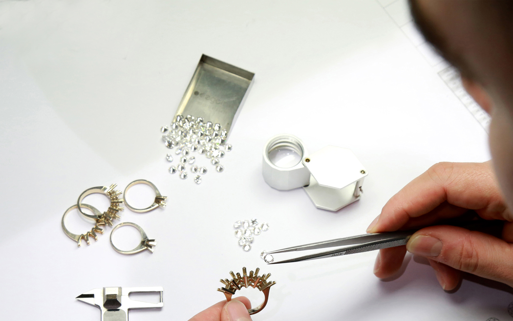 Comment choisir un joaillier pour créer sa bague de fiançailles ?
