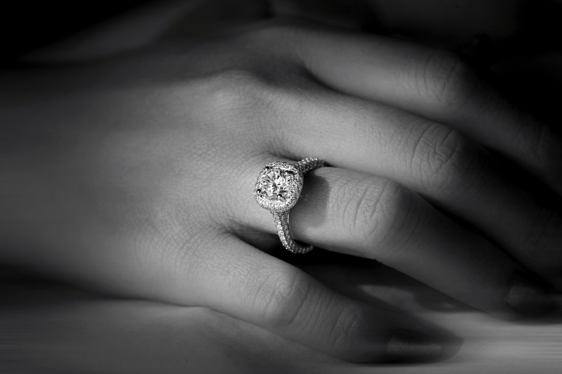 sertissage pour une bague de mariage