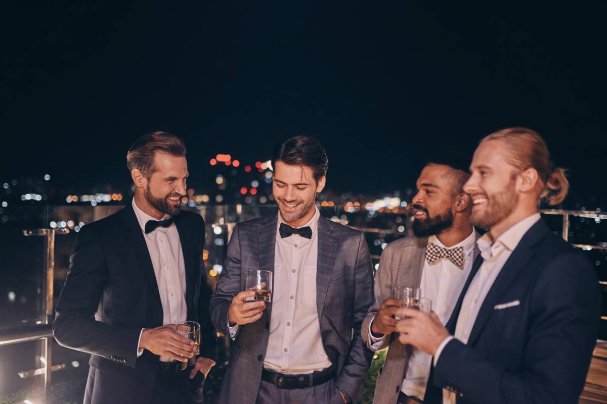 groupe d'hommes chicc à un mariage