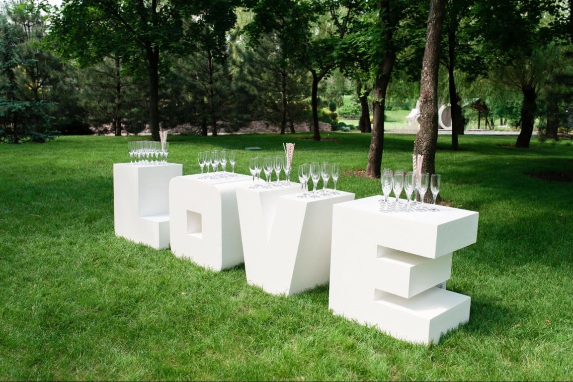 décoration de mariage avec des lettres géantes LOVE