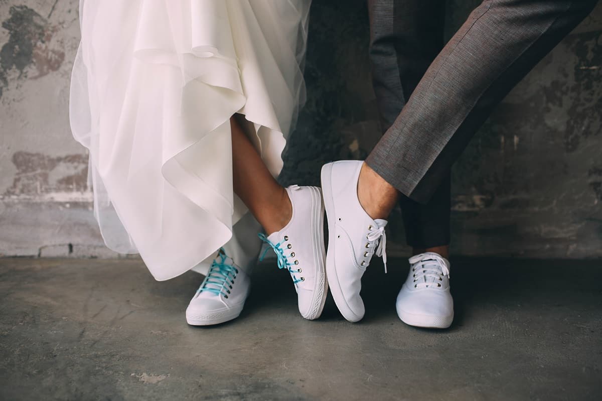 Comment porter des baskets à un mariage sans faux pas 