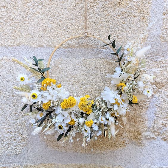 Des attrape-rêves avec des fleurs sauvages