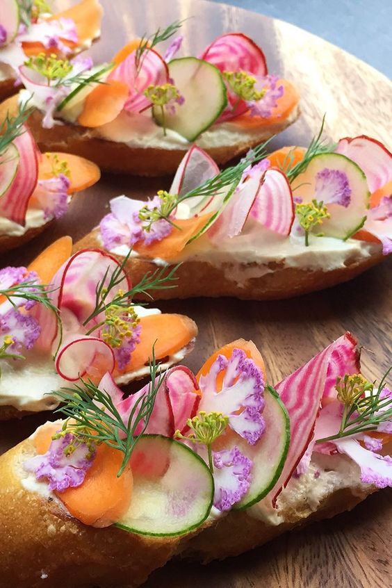 Des fleurs sauvages dans les assiettes