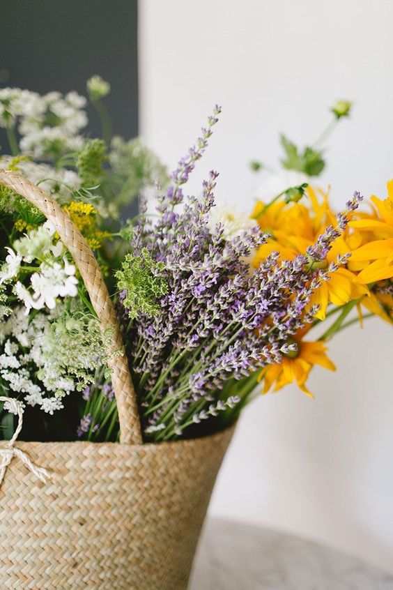 Des paniers de fleurs sauvages