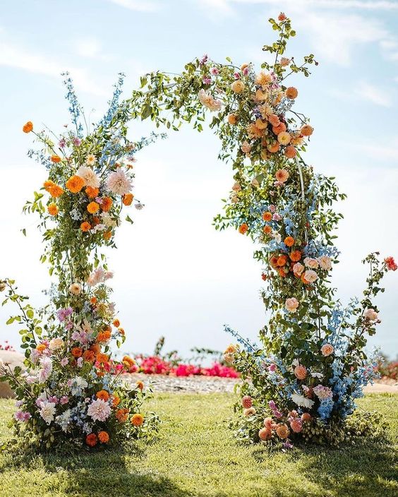 Une arche de fleurs sauvages