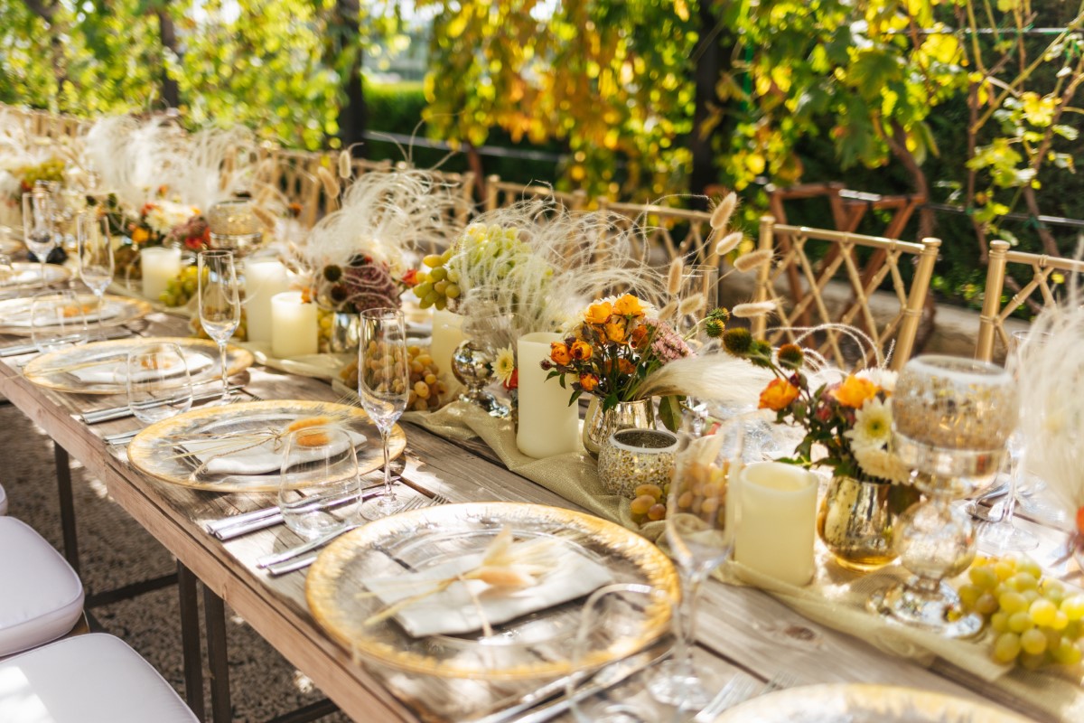 Tables et banquets : comment sublimer un mariage en plein air avec charme et convivialité ?