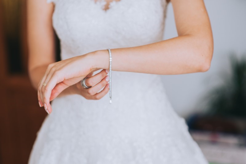 Comment choisir le bijou parfait pour votre robe