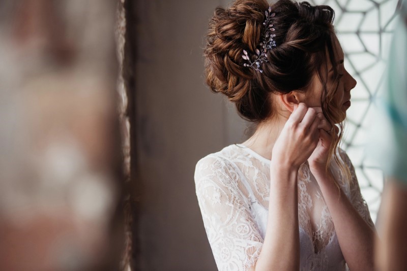Comment choisir le bijou parfait pour votre robe